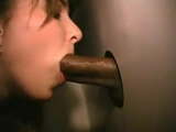 De vrouw heeft plezier in het glory hole