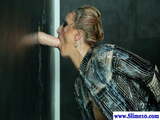 Classy blondje masturbeert in het gloryhole